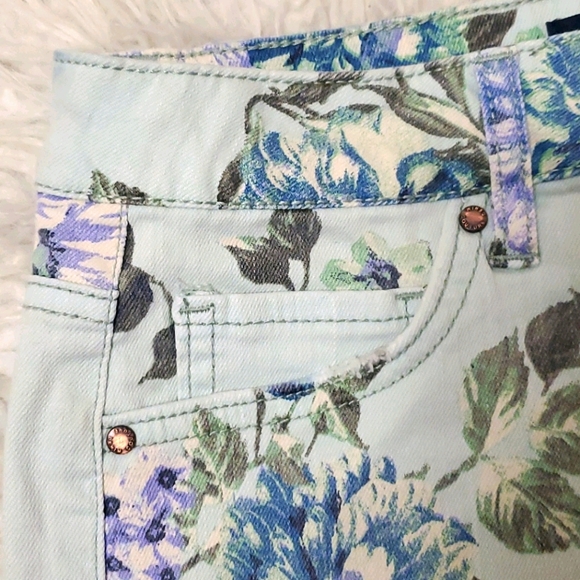 BNWOT 🏷 TINSEL FLORAL DENIM SHORTS - Picture 4 of 5